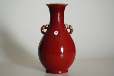 Un vase de forme yuhuchunping en porcelaine de Chine monochrome sang de boeuf, 18/19&egrave;me